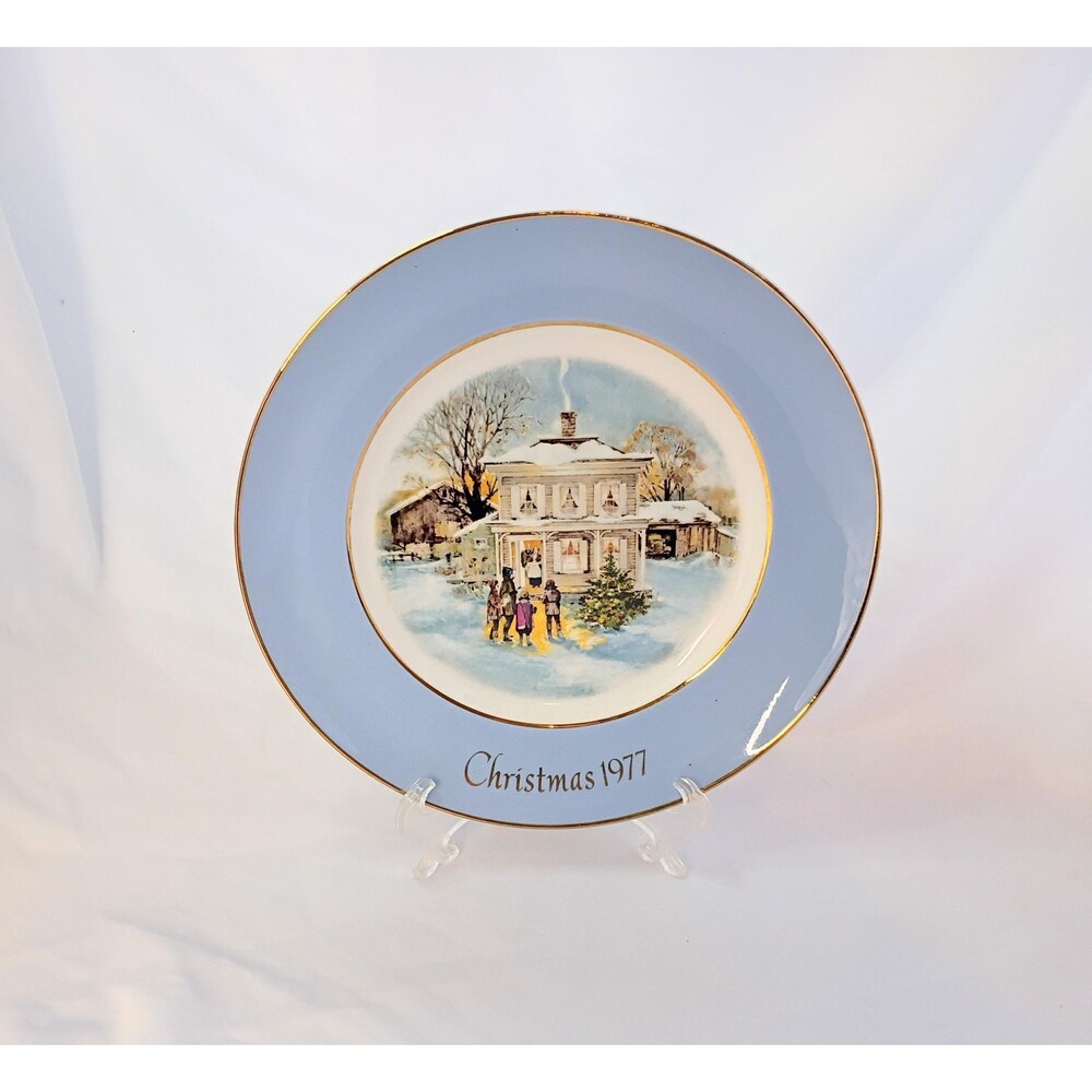 Carollers In The Snow 1977 Avon Christmas Plate